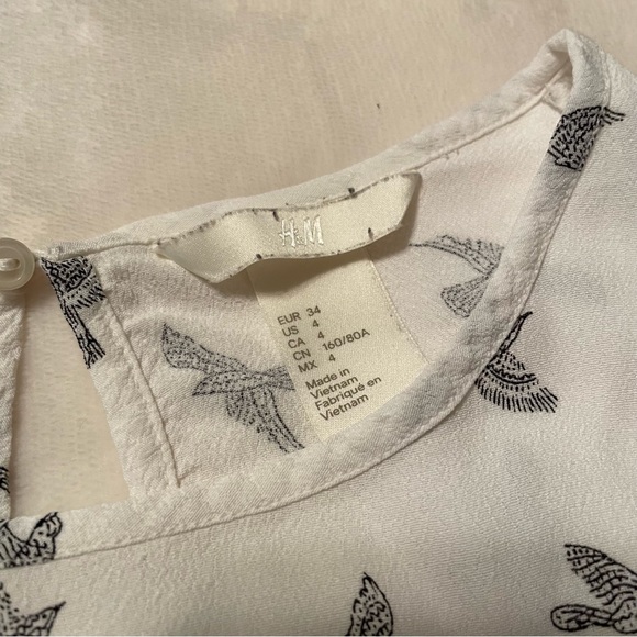 ✨2/$10✨ H&M White Bird Blouse - Picture 2 of 5